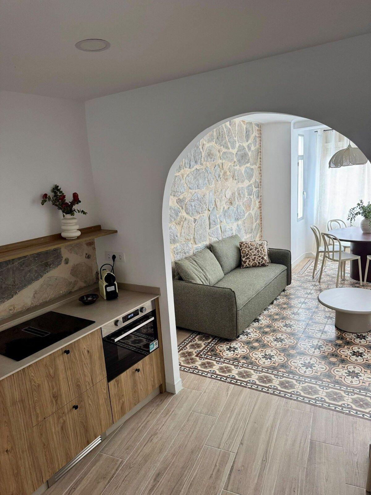 Cocina abierta al salón a través del arco