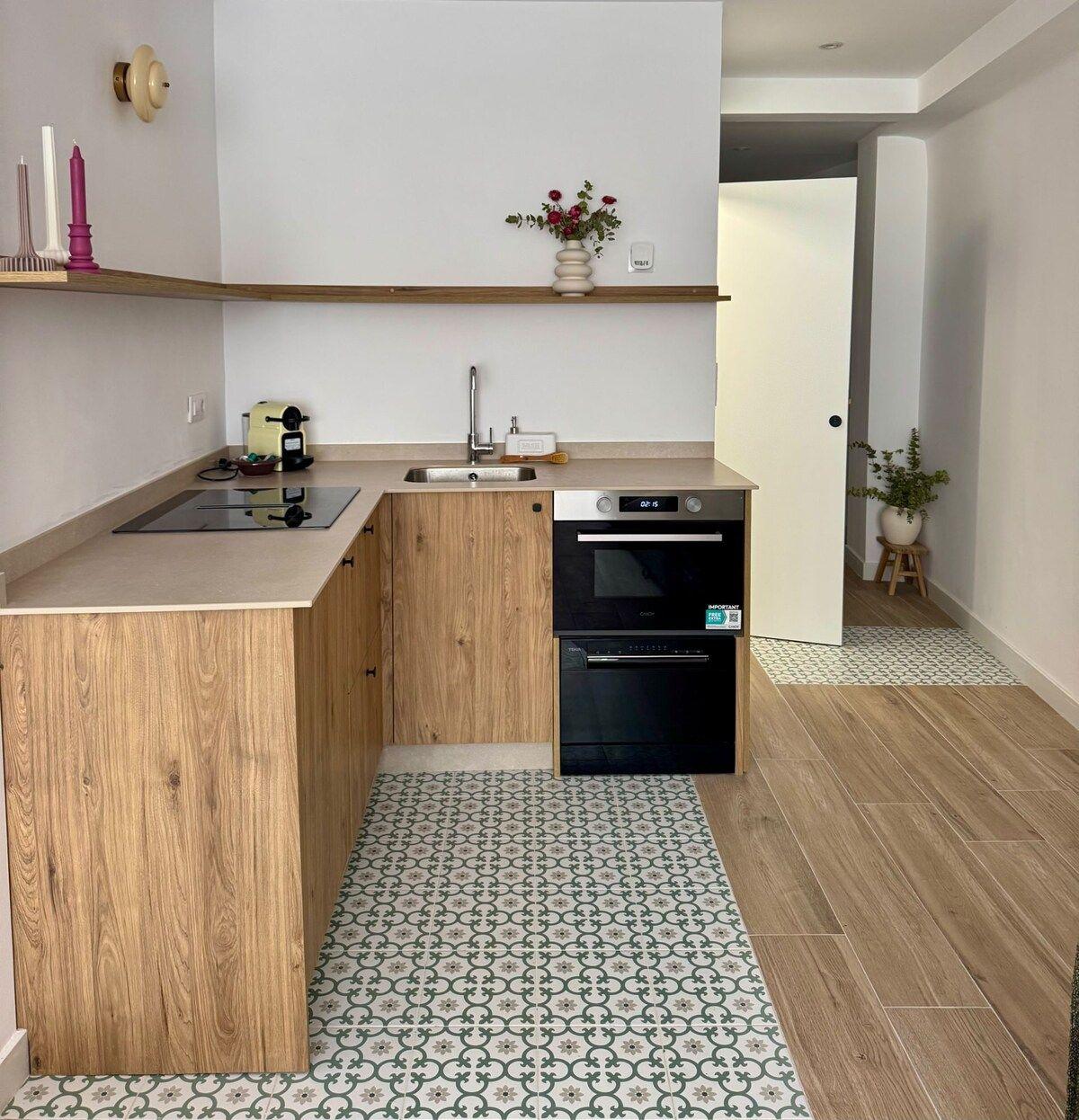 Cocina equipada con horno y placa