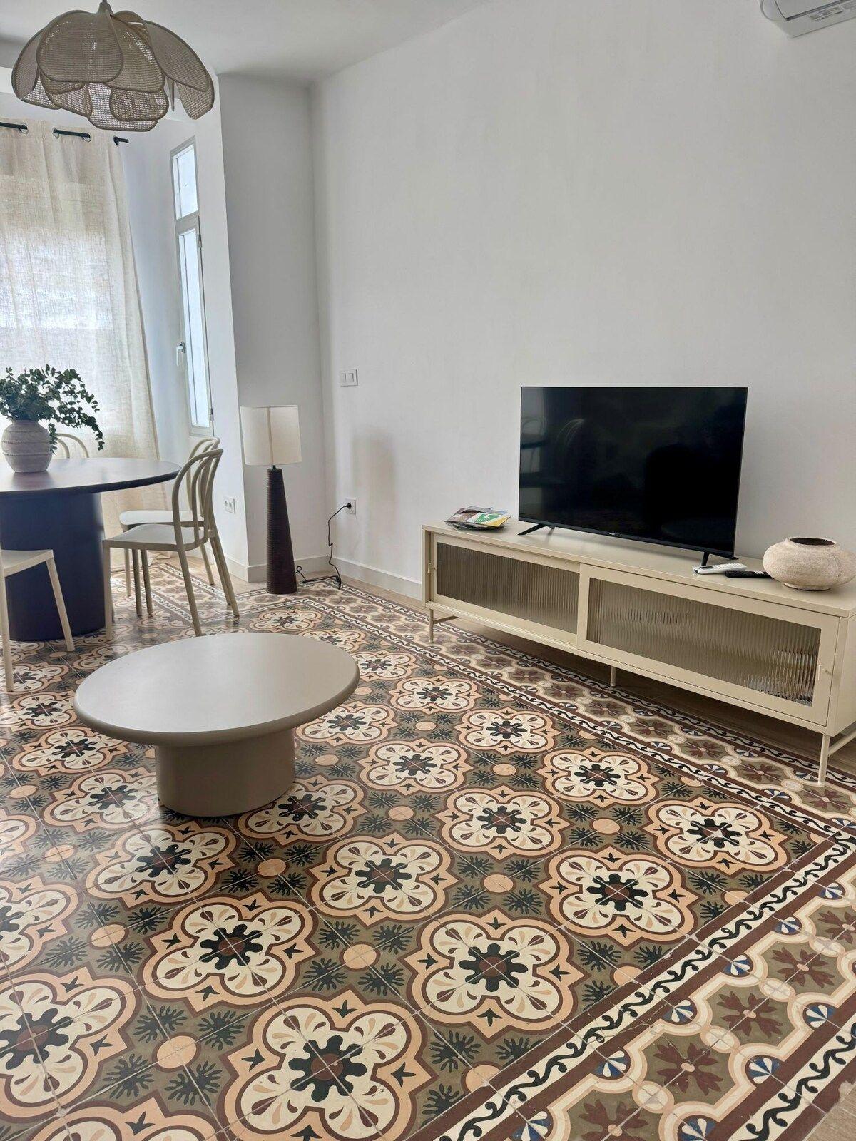 Salón con televisión y suelo hidráulico